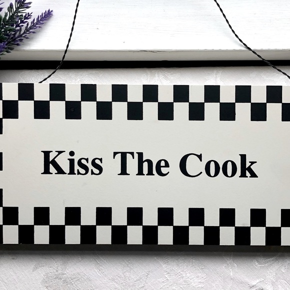 💋Kiss The Cook Checkered Wall Hanging - Picture 4 of 6